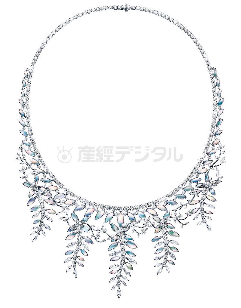 藤棚からツタや花が垂れるさまを、マベ真珠などで優美に表現した「ウィステリア」のネックレス（３６００万円）