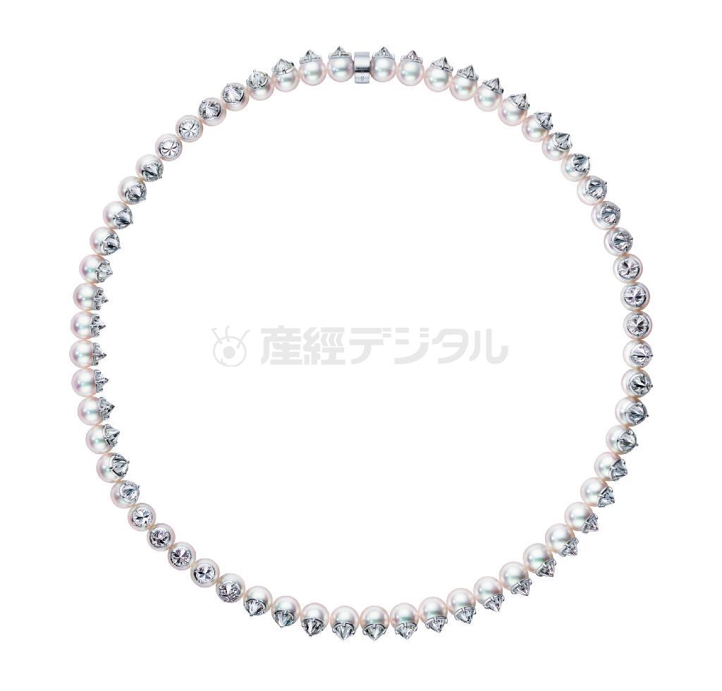 パールとダイヤがダンスしているよう？＿６０周年にちなみ、６０個のパール＆ダイヤモンドを連ねた「リファインド＿リベリオン＿スプレンディッド」（３０００万円、提供写真）
