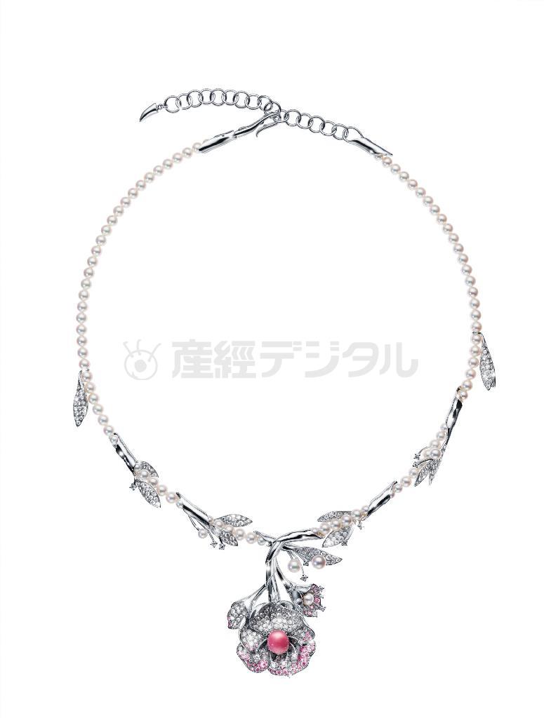 ダイヤとピンクダイヤのグラデーションで色づく桜を表現。花の中央にコンクパールを配した「プラナス」のネックレス（２６００万円、提供写真）