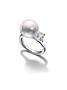「バランス＿クラス」のリング（１２０万円）は、パールが放つ奥行きのある白とダイヤモンドのきらめきが見事に調和（提供写真）