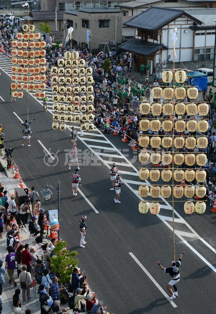 披露された秋田竿灯まつり。東北六魂祭は来年は秋田県秋田市で行われる＝２０１４年５月２４日、山形県山形市（大西史朗撮影）