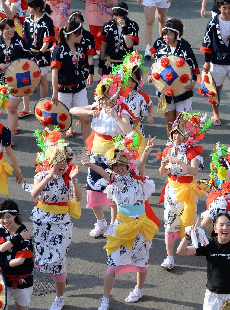 復路はそれぞれの祭りが入りまじって交流しながらのパレードとなり、参加者らは沿道からの「ありがとう」の声援に手を振って応えた＝２０１４年５月２４日、山形県山形市（大西史朗撮影）