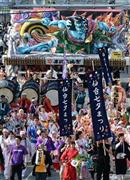 東北六魂祭のパレードの復路では、それぞれの祭りが入り混じって人々が交流しながら練り歩いた＝２０１４年５月２４日、山形県山形市（大西史朗撮影）