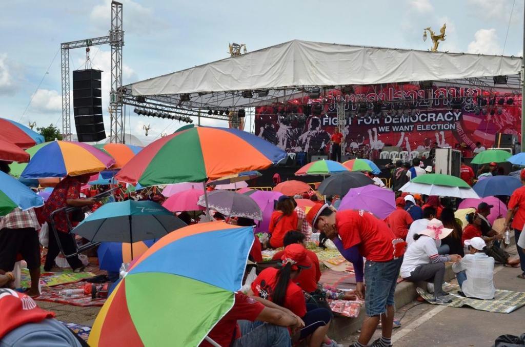 首相失職判決を受け、インラック政権を支持してきた反独裁民主戦線（ＵＤＤ、通称、赤シャツ）が集会を行うなど反発を強めた＝１３日、バンコク郊外（小堀晋一撮影）