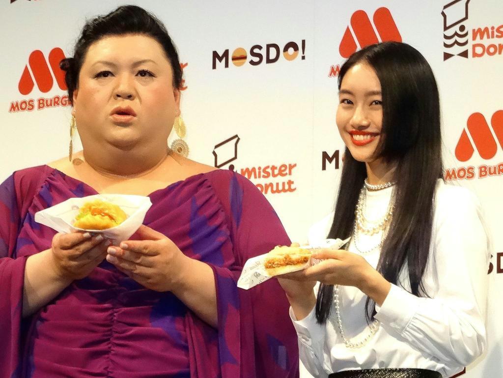 モスバーガーとミスタードーナツのコラボメニューを紹介する忽那汐里さん（右）とマツコ・デラックスさん＝２７日、東京都渋谷区