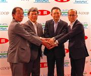 ＪＡ全農との提携発表で関係者と握手するファミリーマートの中山勇社長（右から２人目）＝２８日、東京都千代田区（平尾孝撮影）