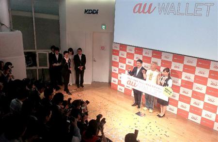 大勢の報道陣が詰め掛けた「ａｕＷＡＬＬＥＴ」のサービス開始記念セレモニー＝２１日、東京都渋谷区神宮前