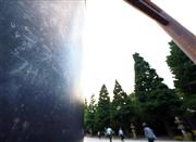 靖国神社の大鳥居にあったハングルの落書き＝２８日午後、東京都千代田区（小野淳一撮影）