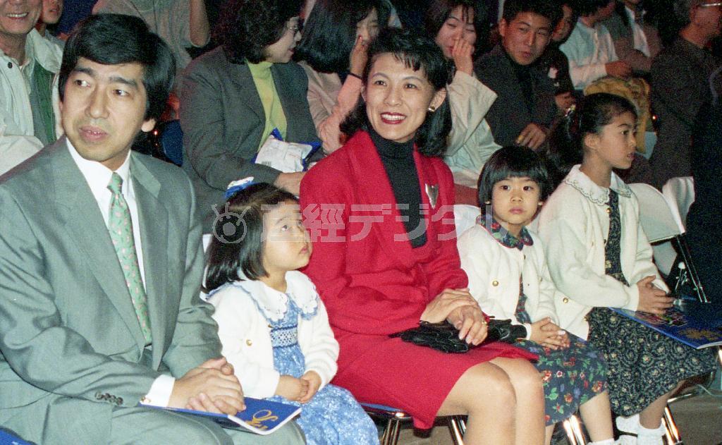 １９９４年５月２７日、サーカスを観賞される高円宮ご一家。左から高円宮憲仁親王、三女の絢子さま、久子妃、次女の典子さま、長女の承子さま＝東京都渋谷区・国立代々木競技場（産経新聞撮影）