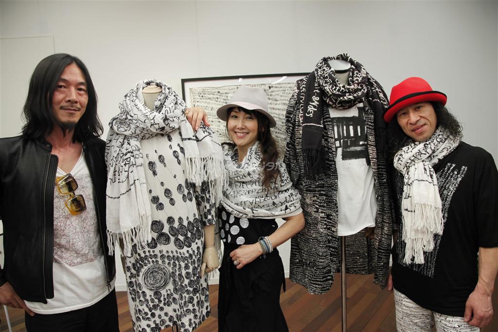 ファッションブランド「ＮＵＤＥ：ＰＲ－ｙ」を紹介する東ちづるさん（中央）＝２０１４年５月１１日（山下元気さん撮影、提供写真）