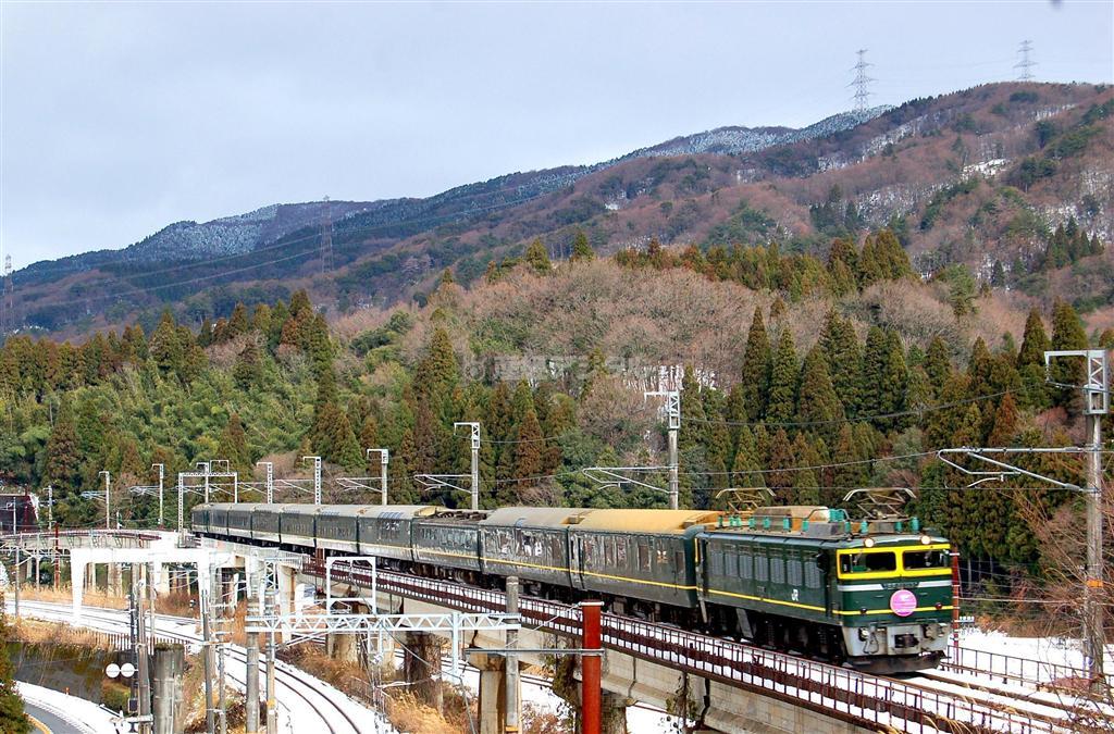 ①塩津山を越えてきたトワイライトエクスプレス。札幌からの長旅もあと一息（新疋田－近江塩津）