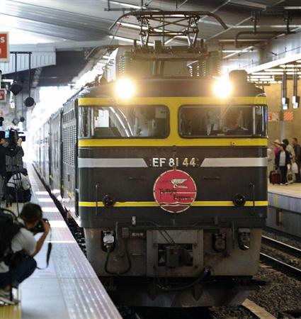 平成２７年春のダイヤ改正で廃止されることになったトワイライトエクスプレス＝２８日、大阪市北区のＪＲ大阪駅