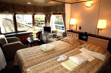 トワイライトエクスプレスのスイートルームは、車窓の大パノラマを楽しめるほか、シックな木目調の壁面に、大型液晶テレビや冷蔵庫なども設置されている＝大阪市淀川区（大山文兄撮影）