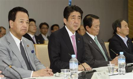 産業競争力会議であいさつする安倍首相（左から２人目）＝２８日夕、首相官邸