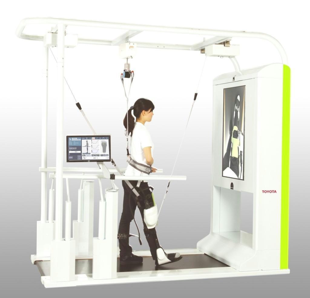 トヨタは歩行練習のリハビリ用ロボットの臨床研究モデルを開発した（同社提供）