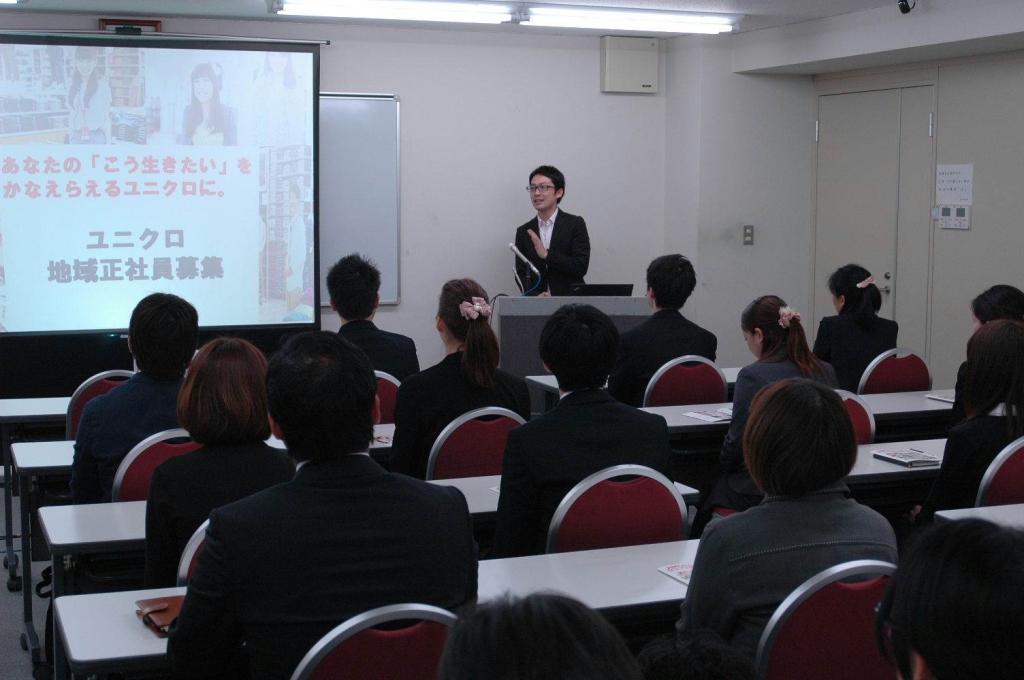 ファストリが開いた地域正社員選考会＝２８日、東京都千代田区