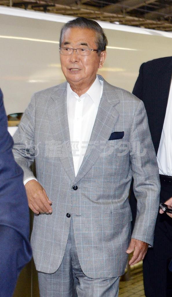 ５月２８日、愛知県名古屋市内で行われた会談を終え、ＪＲ東京駅に着いた石原慎太郎氏＝２０１４年（大橋純人撮影）