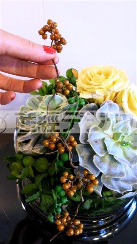 （手順４）最後にアートのグリーンボールと、乾燥した実物をトッピングして出来上がり！（花千代さん提供）