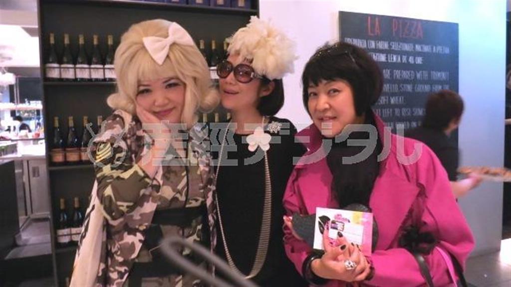 アロマテラピストの中山潤さん（左）と、フラワー・アーティストの花千代さん（中）＝２０１４年４月（花千代さん提供）