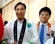 長野の酒メッセを訪れた、阿部守一長野県知事（左）と長野県酒造組合の田中隆太・広告・宣伝委員長＝１３日、東京都港区のグランドプリンスホテル高輪で