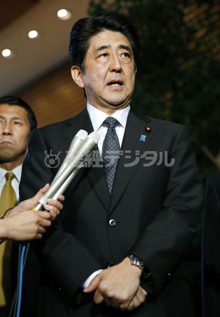 日本人拉致被害者の安否に関する再調査で、北朝鮮側と合意したことを発表する安倍晋三（しんぞう）首相＝２０１４年５月２９日夕、首相官邸（共同）