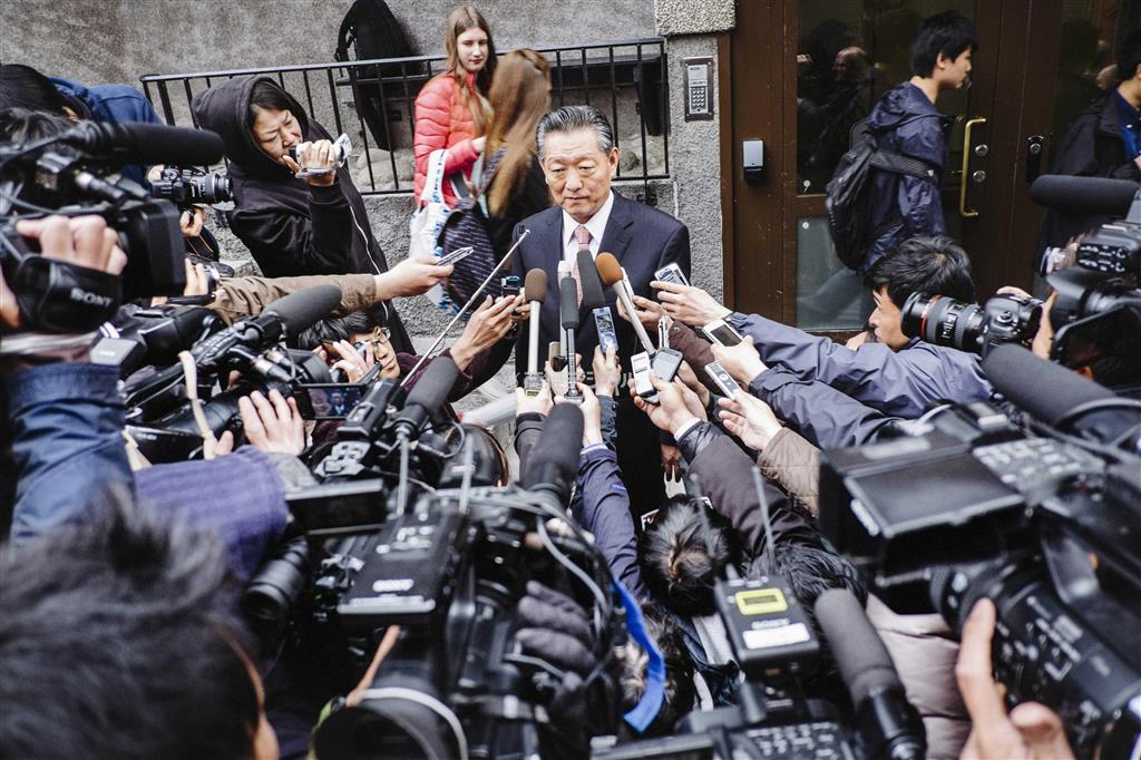 ５月２８日、首都ストックホルムで行われた３日目の日朝外務省局長級協議を終え、記者団に囲まれる北朝鮮の宋日昊（ソン・イルホ）朝日国交正常化交渉担当大使。翌２９日、北朝鮮はすべての拉致被害者の再調査を約束した＝２０１４年、スウェーデン（ロイター）