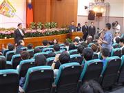 総統就任６周年の演説と記者会見の後、中国医薬大学の学生らと対話する馬英九総統（左）＝２０１４年５月２０日、台湾・台中市（吉村剛史撮影）