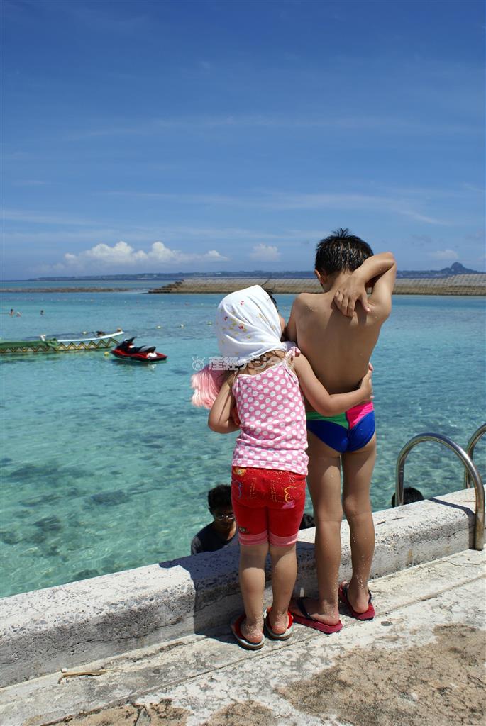 青空と海の色がキレイに出るように設定を決めてから、男の子に「海を眺めていて」と声をかけました＝沖縄県（須藤夕子さん撮影）