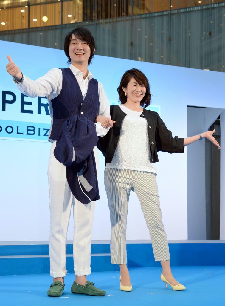 都内百貨店１１社によるファッションショー「スーパークールビズ２０１４キックオフ・イベント～ＣＯＯＬＢＩＺ１０ｔｈ～」。男性向けファッションの今年の流行は白いパンツという＝３０日、東京・丸の内