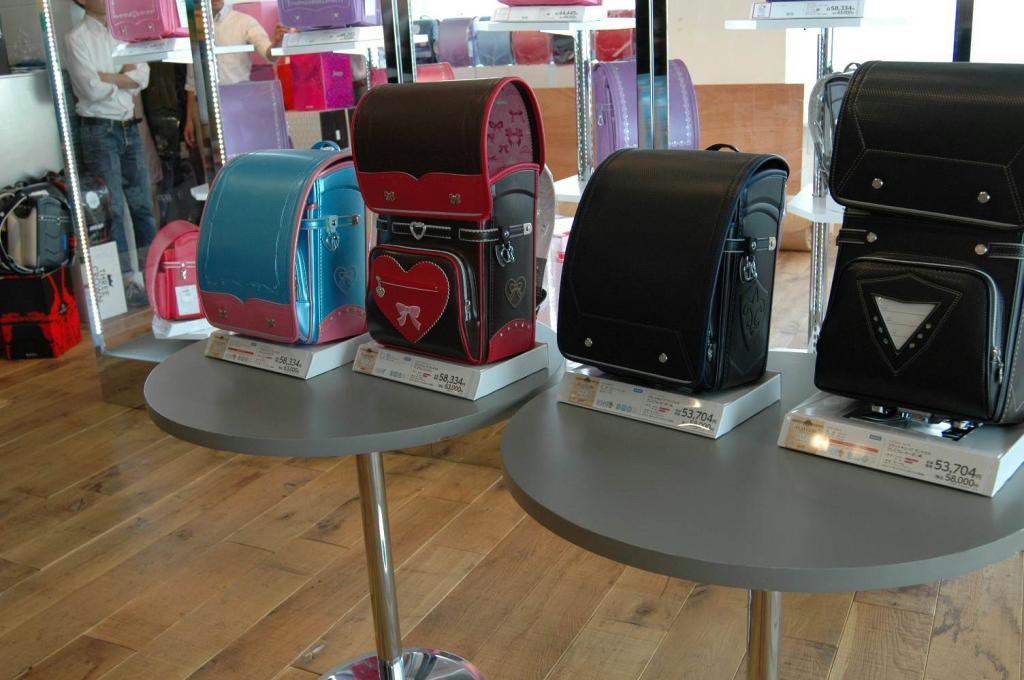 イオンが発表した来春モデルのランドセル＝３０日、東京都渋谷区