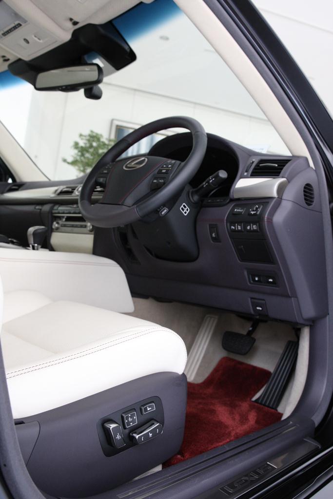 ＬＳ６００ｈの運転席
