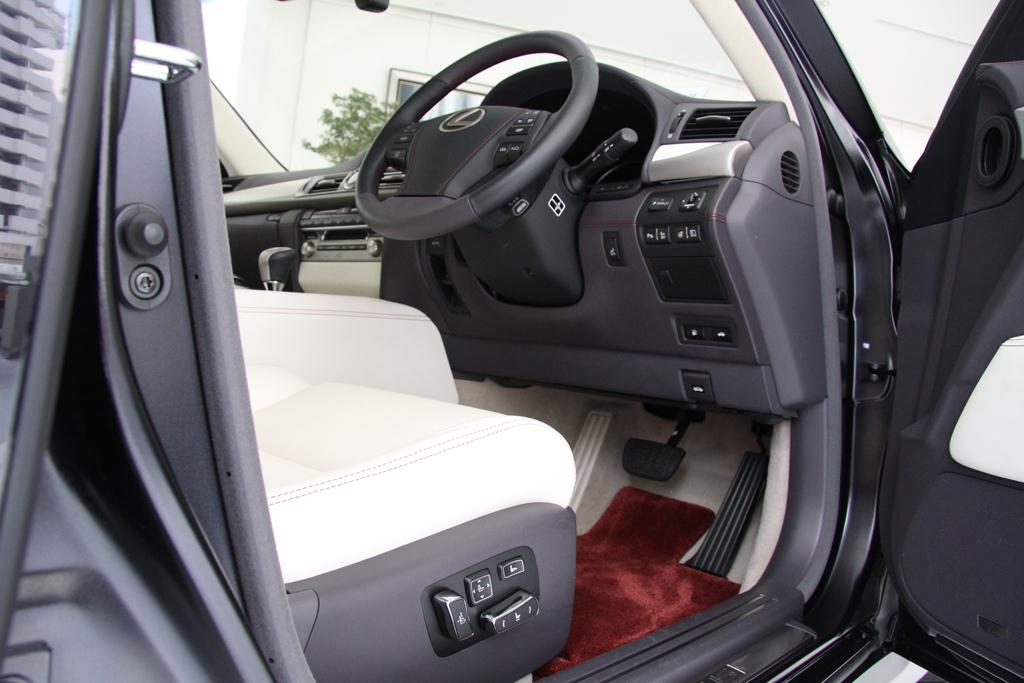 ＬＳ６００ｈの運転席