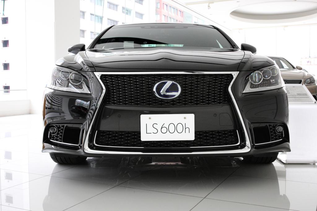 ＬＳ６００ｈのスポーティバージョン「Ｆ ＳＰＯＲＴ」は、専用の“網目スピンドルグリル”が存在感を放つ。