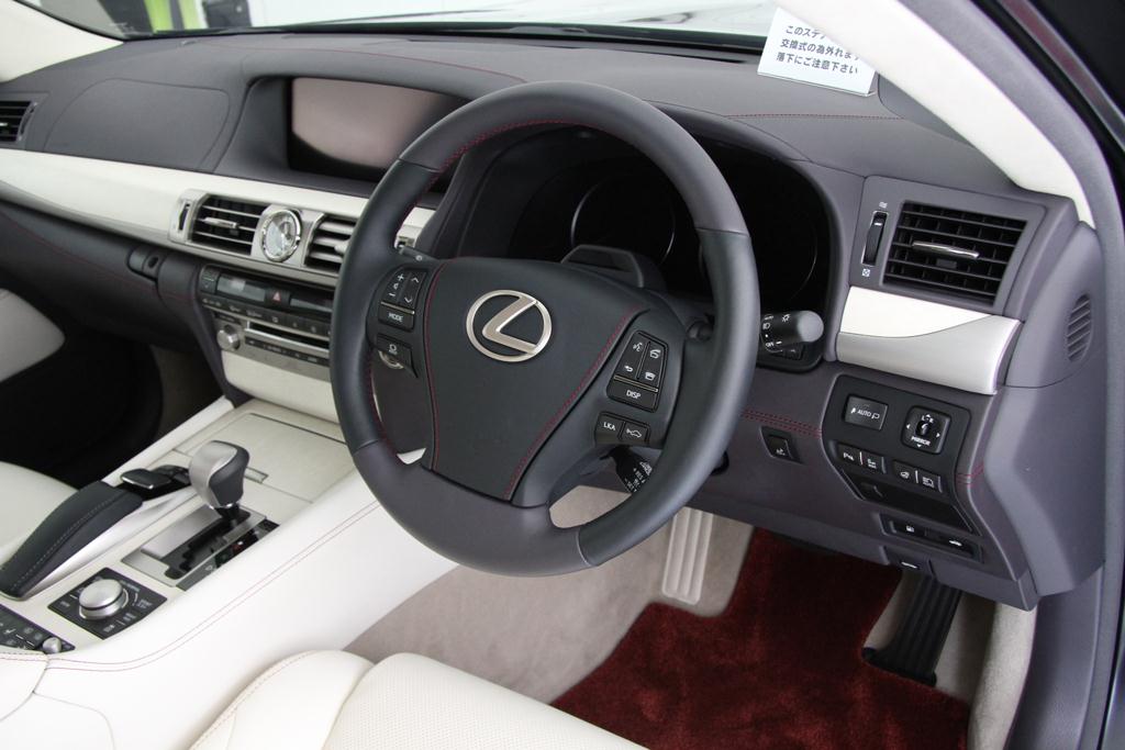 ＬＳ６００ｈの運転席