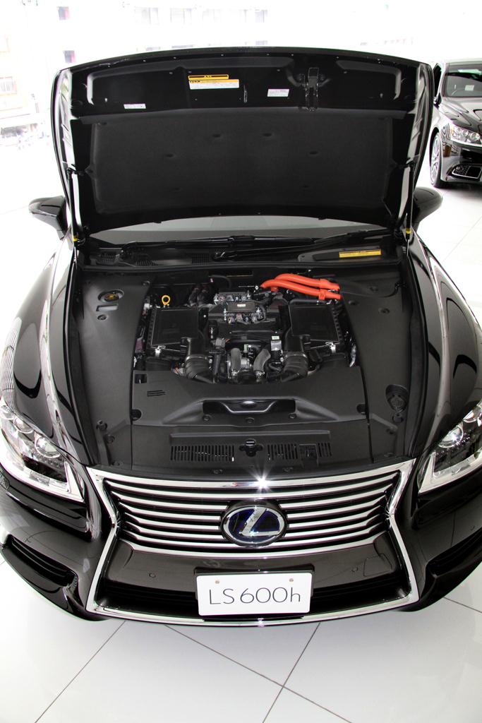 ＬＳ６００ｈのエンジンルーム