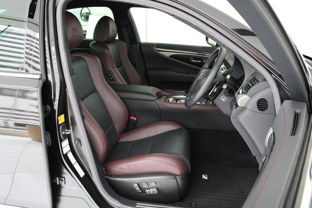 ＬＳ６００ｈ「Ｆ ＳＰＯＲＴ」の運転席
