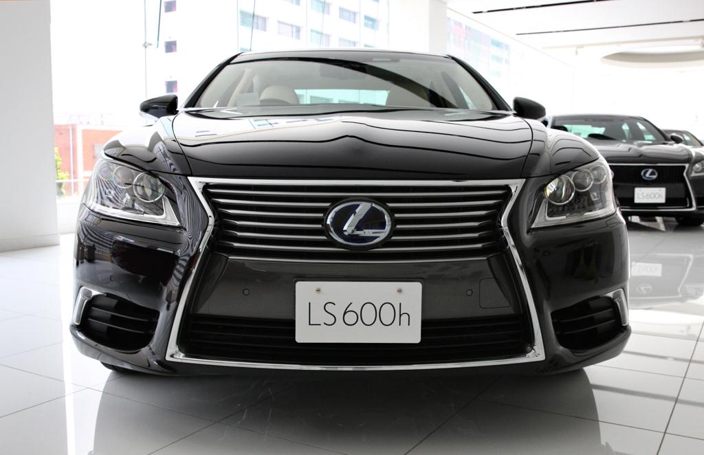 丸型の３連ライトが印象的なヘッドランプ。クロームメッキで縁取りした「スピンドルグリル」は、ひと目でレクサスだとわかるアイコンだ。