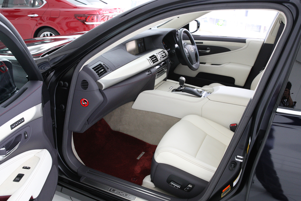 ＬＳ６００ｈの車内