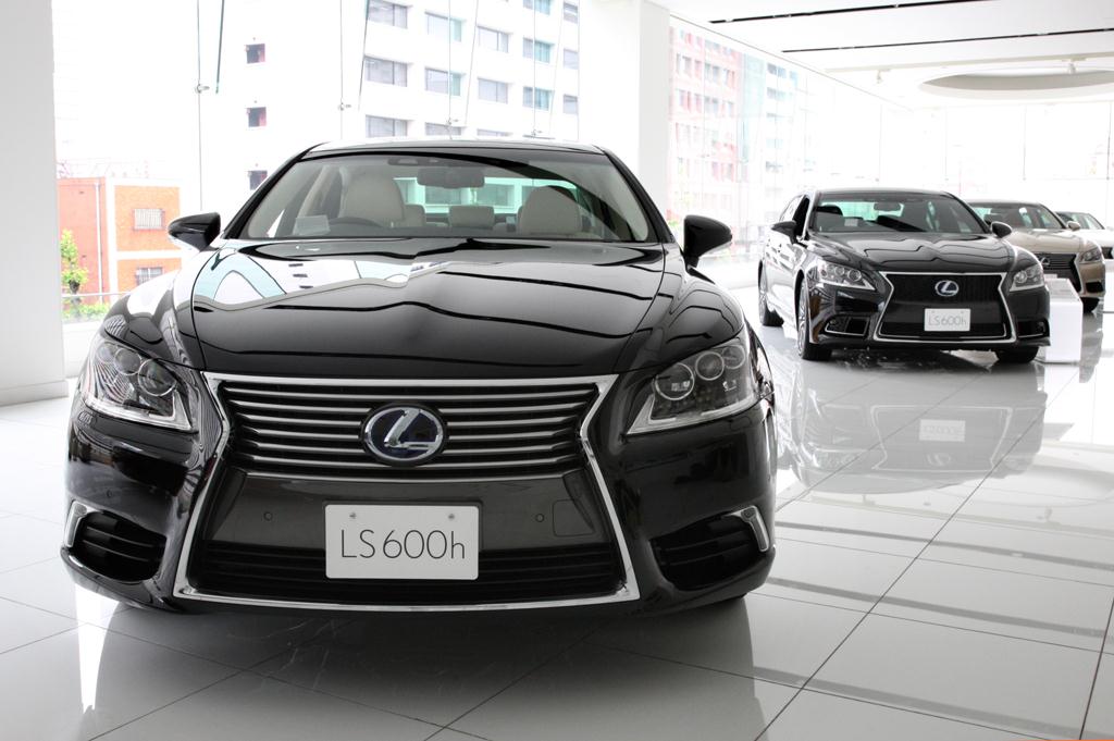 レクサスＬＳ６００ｈ（左）と、ＬＳ６００ｈ「Ｆ ＳＰＯＲＴ」