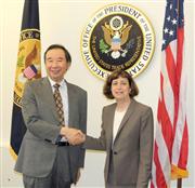 ＴＰＰの日米協議に先立って握手する大江博首席交渉官代理（左）と米通商代表部のカトラー次席代表代行＝２９日、ワシントン（代表撮影・共同）