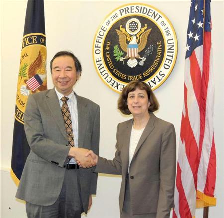 ＴＰＰの日米協議に先立って握手する大江博首席交渉官代理（左）と米通商代表部のカトラー次席代表代行＝２９日、ワシントン（代表撮影・共同）