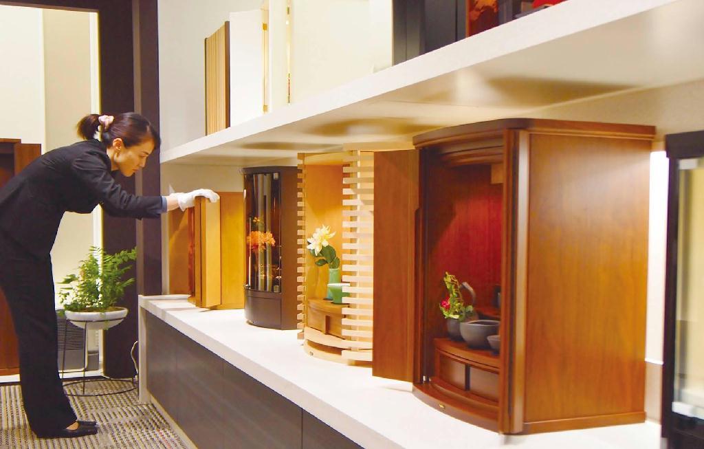 東京・銀座にある八木研のギャラリー。新しいタイプの「現代仏壇」が並ぶ