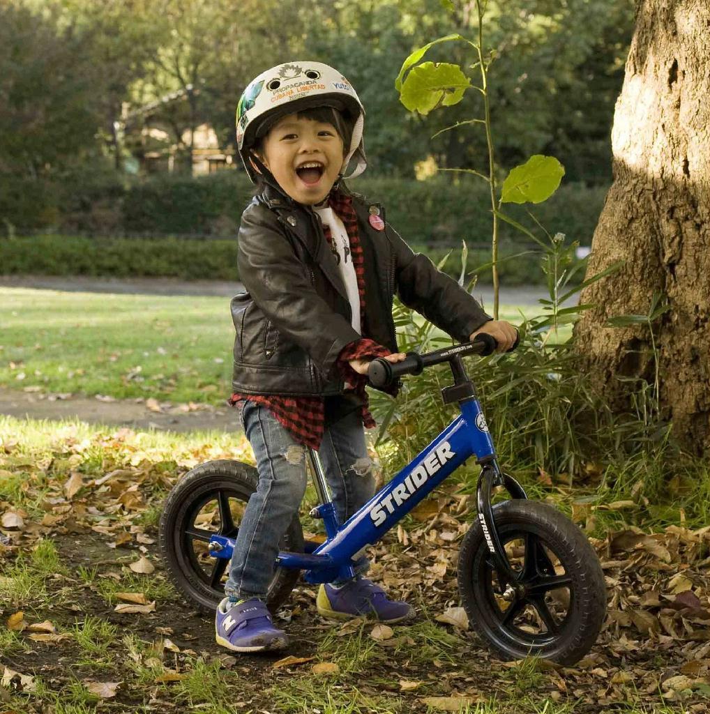 子供たちに人気のストライダー。ヘルメットを必ず着用し、安全な場所で乗る（ストライダー・ジャパン提供）