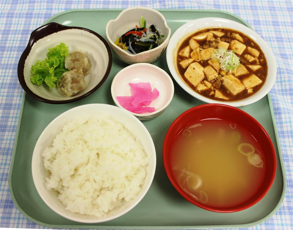 麻婆豆腐やシュウマイ、春雨がおかずに付いた１００円朝食メニュー