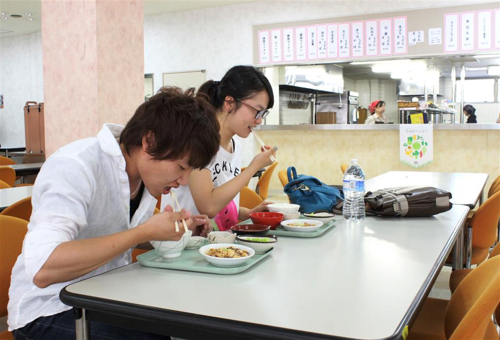 授業が始まる前に１００円朝食を利用する学生たち＝つくば市吾妻