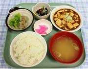 麻婆豆腐やシュウマイ、春雨がおかずに付いた１００円朝食メニュー