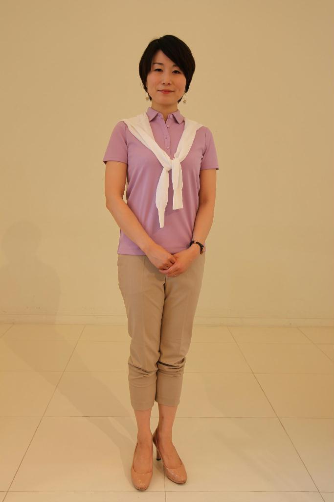 クロップド丈パンツに汗ジミができにくいポロシャツで汗対策も万全＝ユニクロ銀座店（日野雅子撮影）