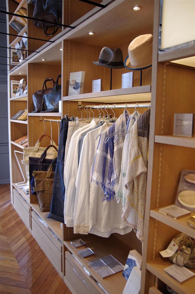 日本で活躍する匠とのコラボレーションで生まれた衣服や帽子など