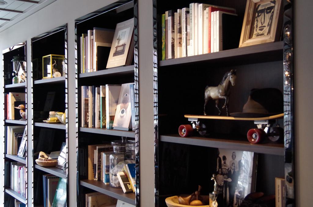 ビストロ内の書棚