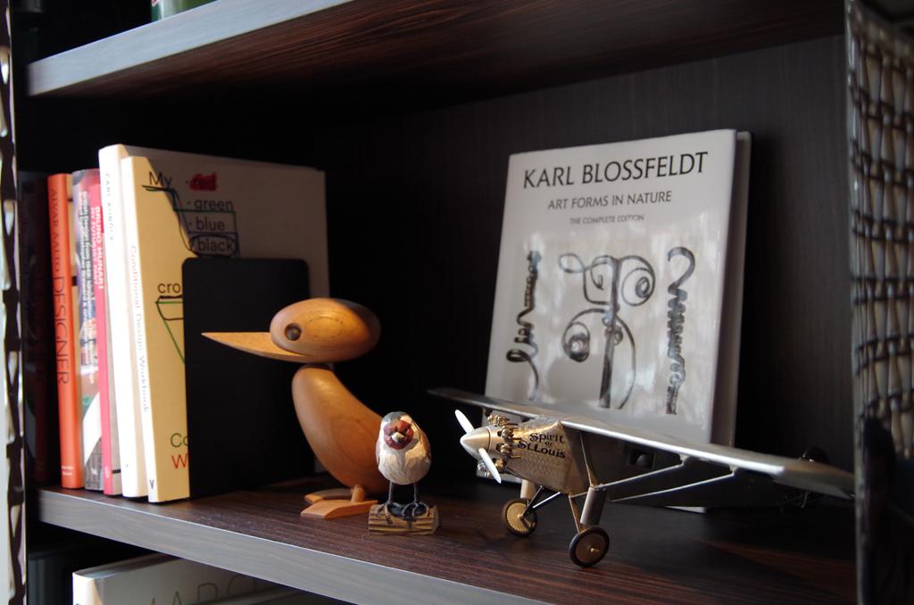 ビストロ内の書棚